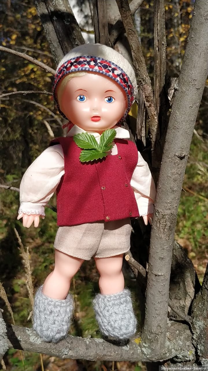 Советские дети Юля и Юри на прогулке в лесу