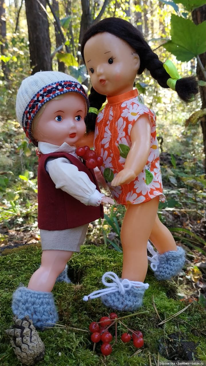 Советские дети Юля и Юри на прогулке в лесу