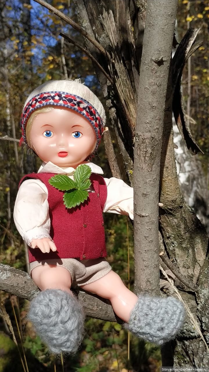 Советские дети Юля и Юри на прогулке в лесу