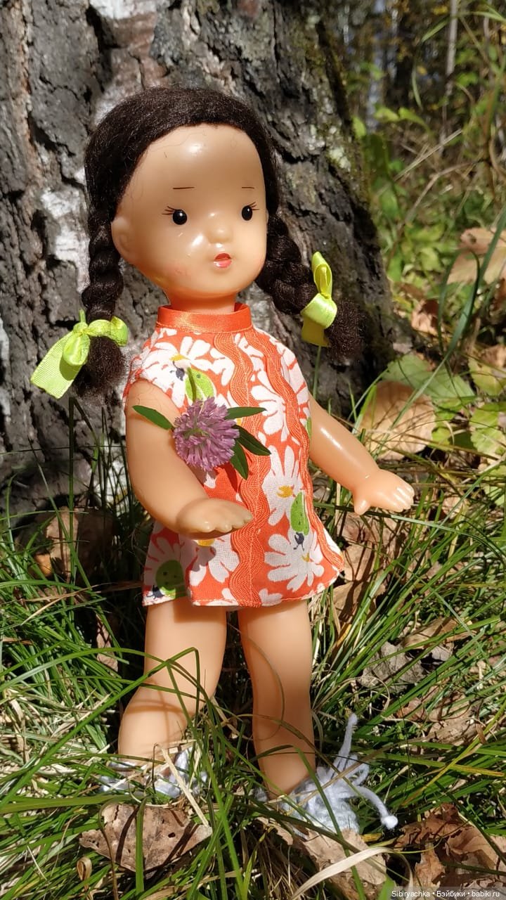 Советские дети Юля и Юри на прогулке в лесу