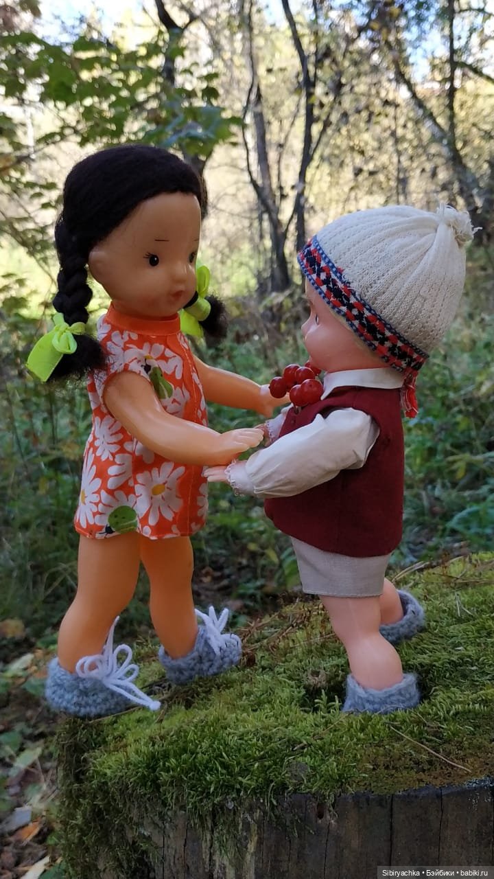 Советские дети Юля и Юри на прогулке в лесу