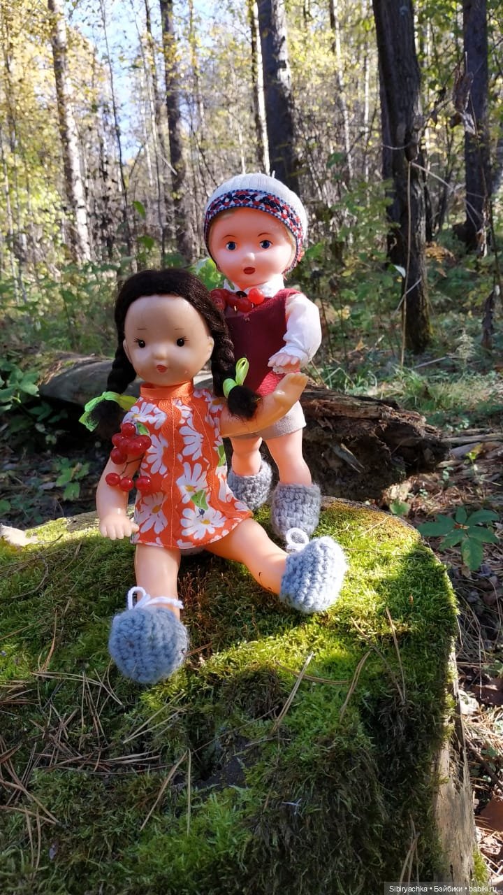 Советские дети Юля и Юри на прогулке в лесу