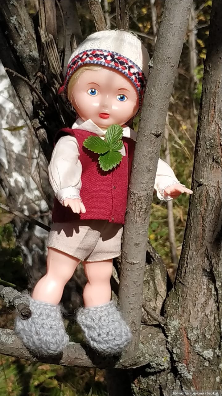 Советские дети Юля и Юри на прогулке в лесу