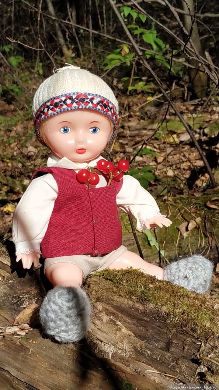 Советские дети Юля и Юри на прогулке в лесу