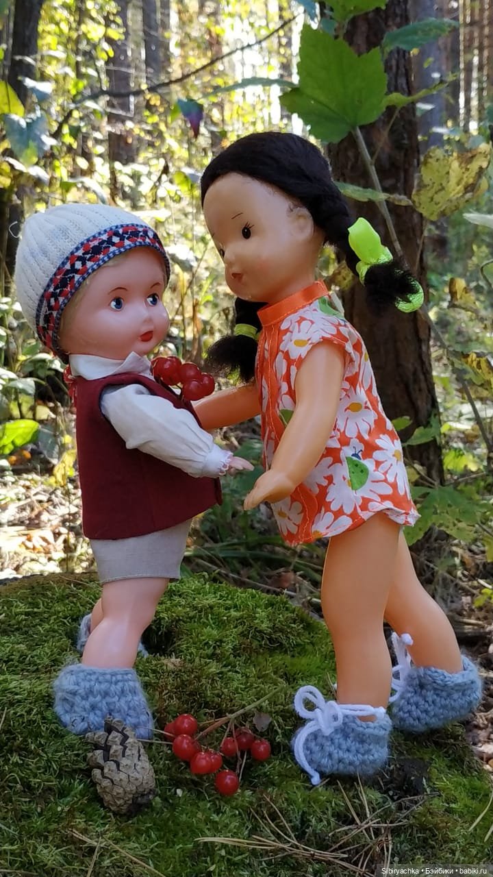 Советские дети Юля и Юри на прогулке в лесу