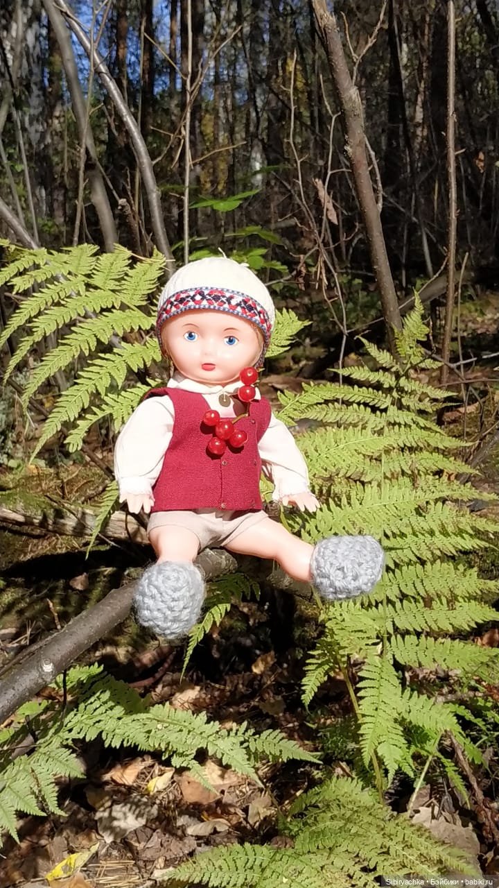 Советские дети Юля и Юри на прогулке в лесу