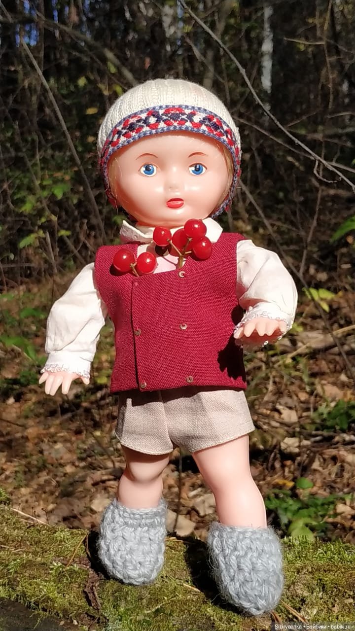 Советские дети Юля и Юри на прогулке в лесу