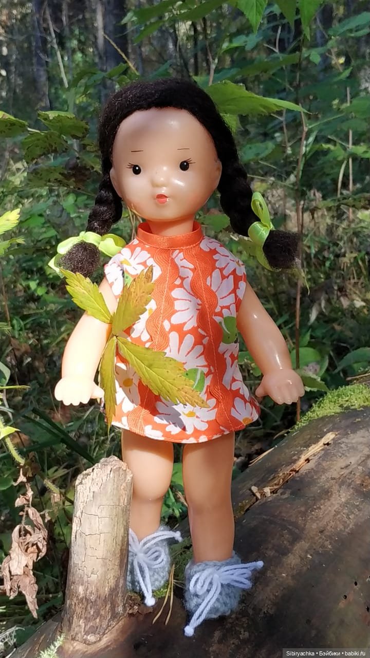 Советские дети Юля и Юри на прогулке в лесу