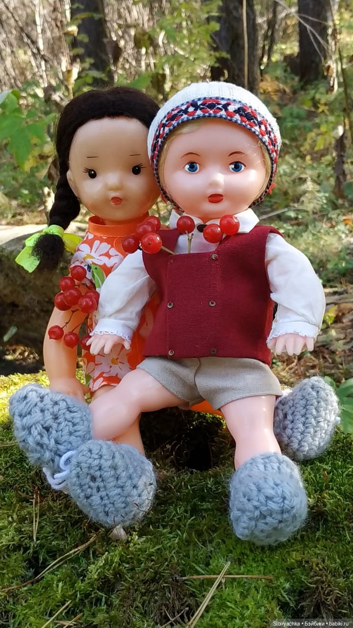 Советские дети Юля и Юри на прогулке в лесу