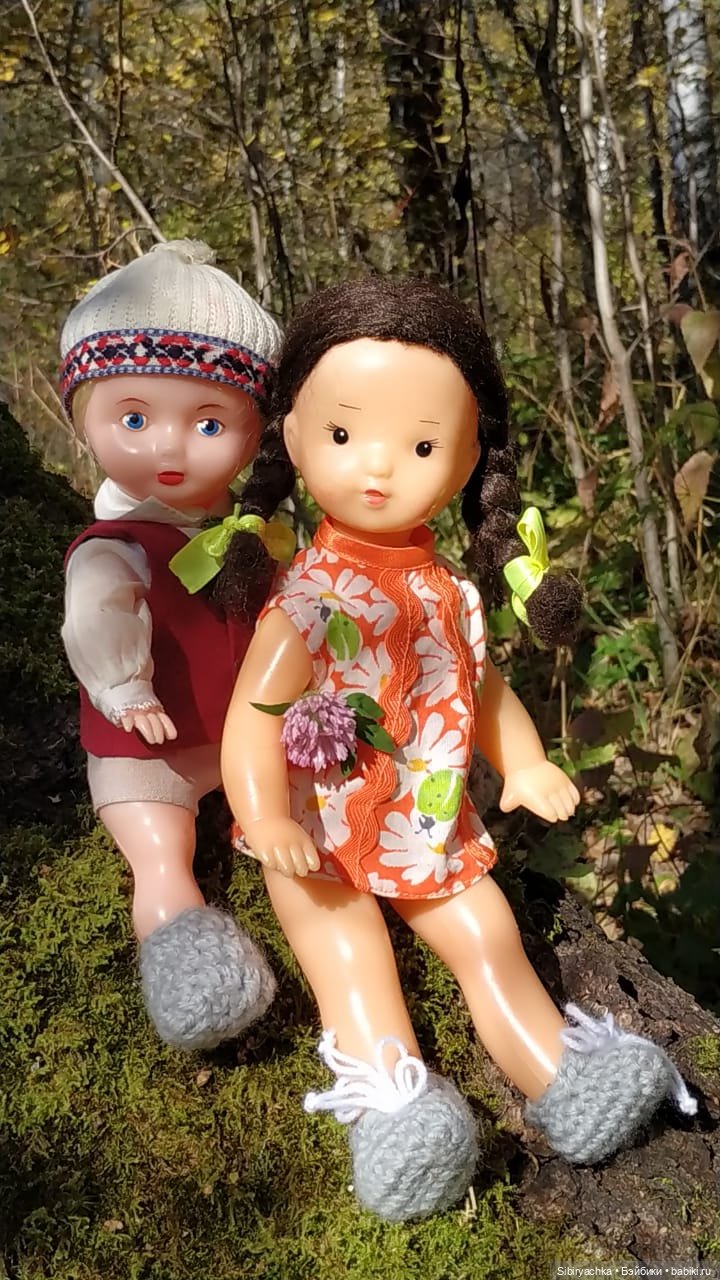 Советские дети Юля и Юри на прогулке в лесу