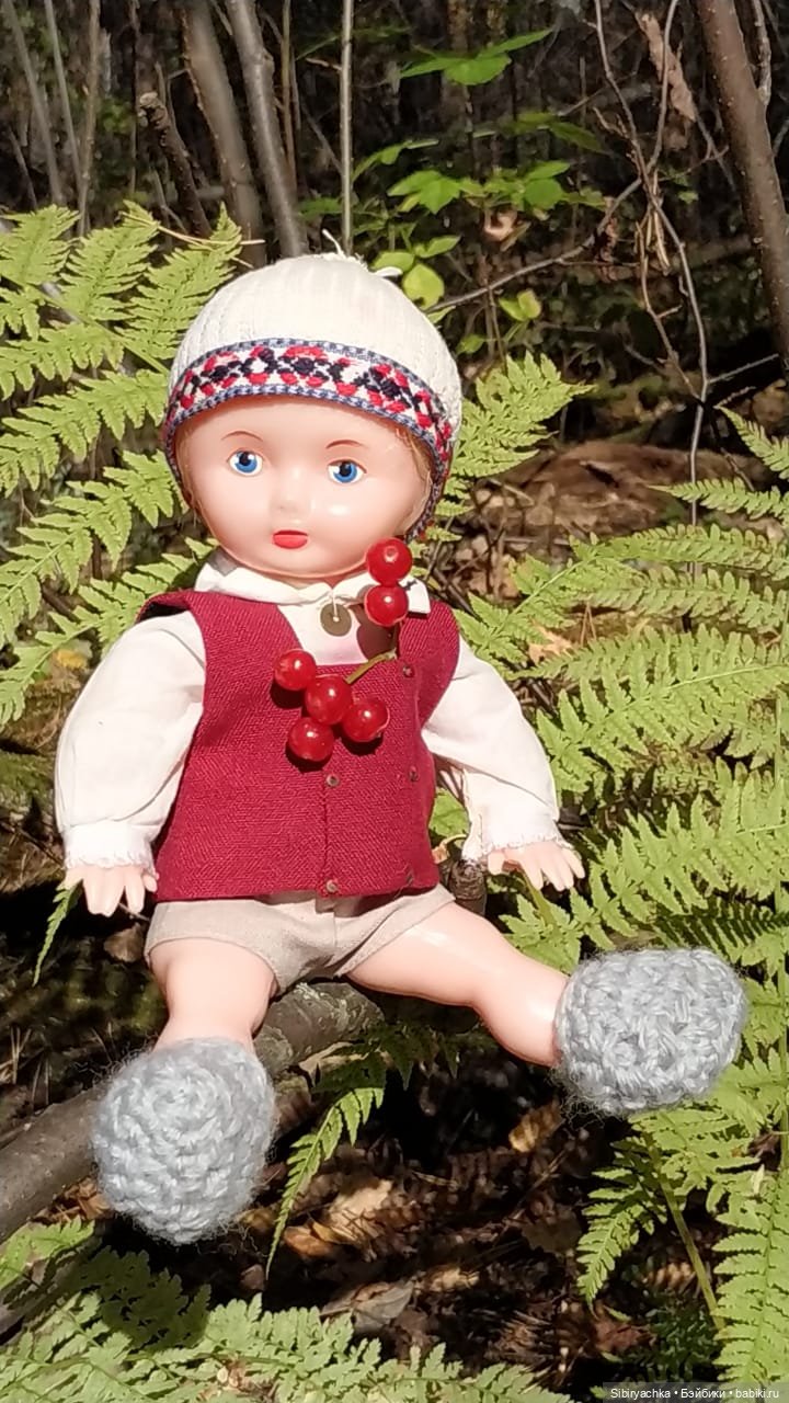 Советские дети Юля и Юри на прогулке в лесу