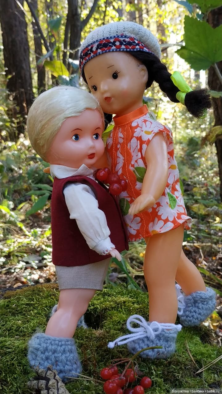 Советские дети Юля и Юри на прогулке в лесу