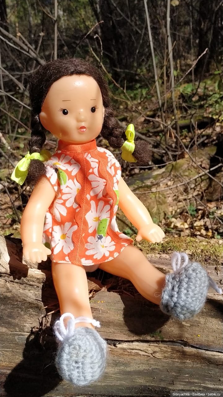 Советские дети Юля и Юри на прогулке в лесу