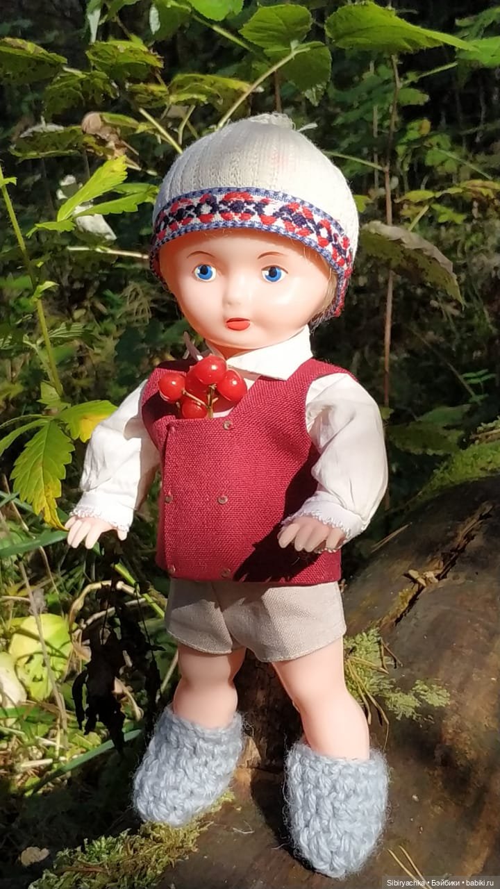 Советские дети Юля и Юри на прогулке в лесу