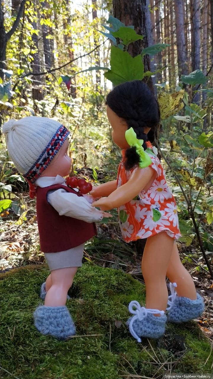 Советские дети Юля и Юри на прогулке в лесу