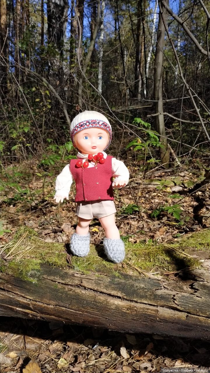 Советские дети Юля и Юри на прогулке в лесу