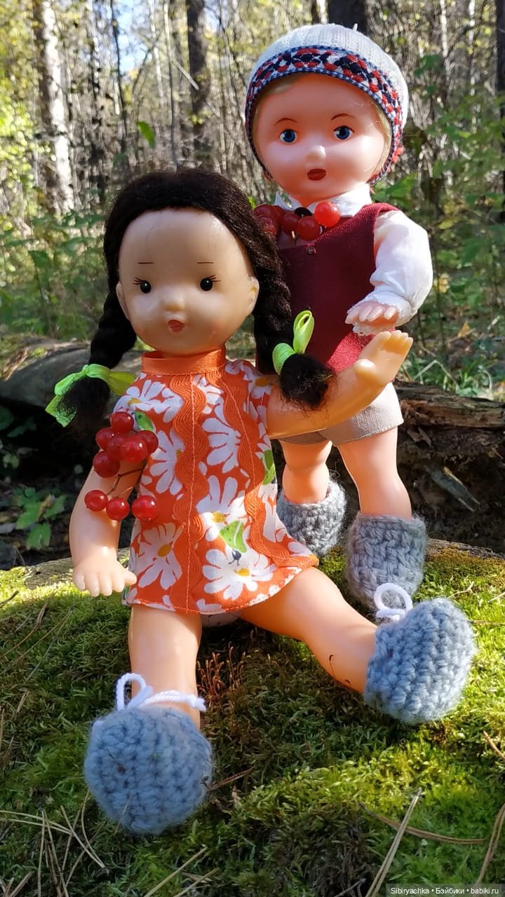 Советские дети Юля и Юри на прогулке в лесу