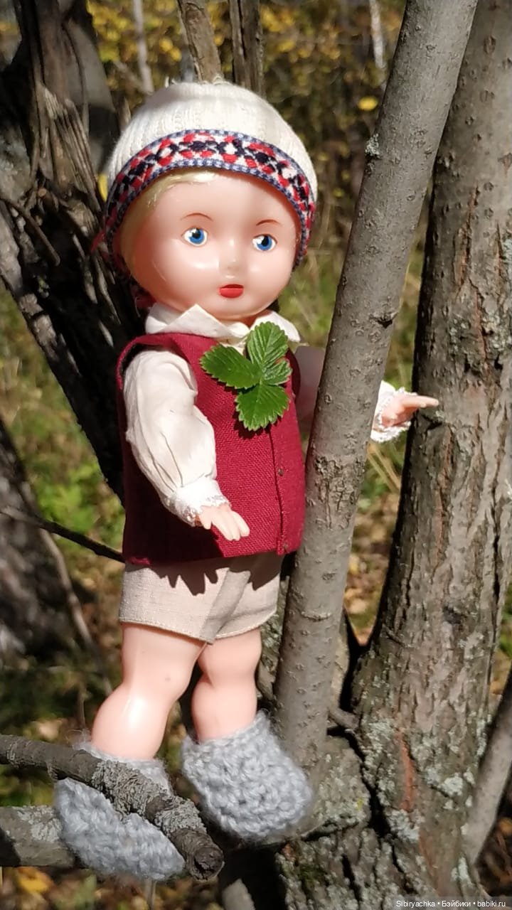 Советские дети Юля и Юри на прогулке в лесу