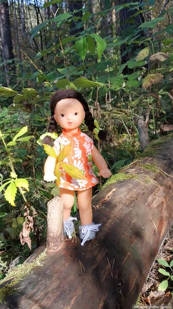 Советские дети Юля и Юри на прогулке в лесу