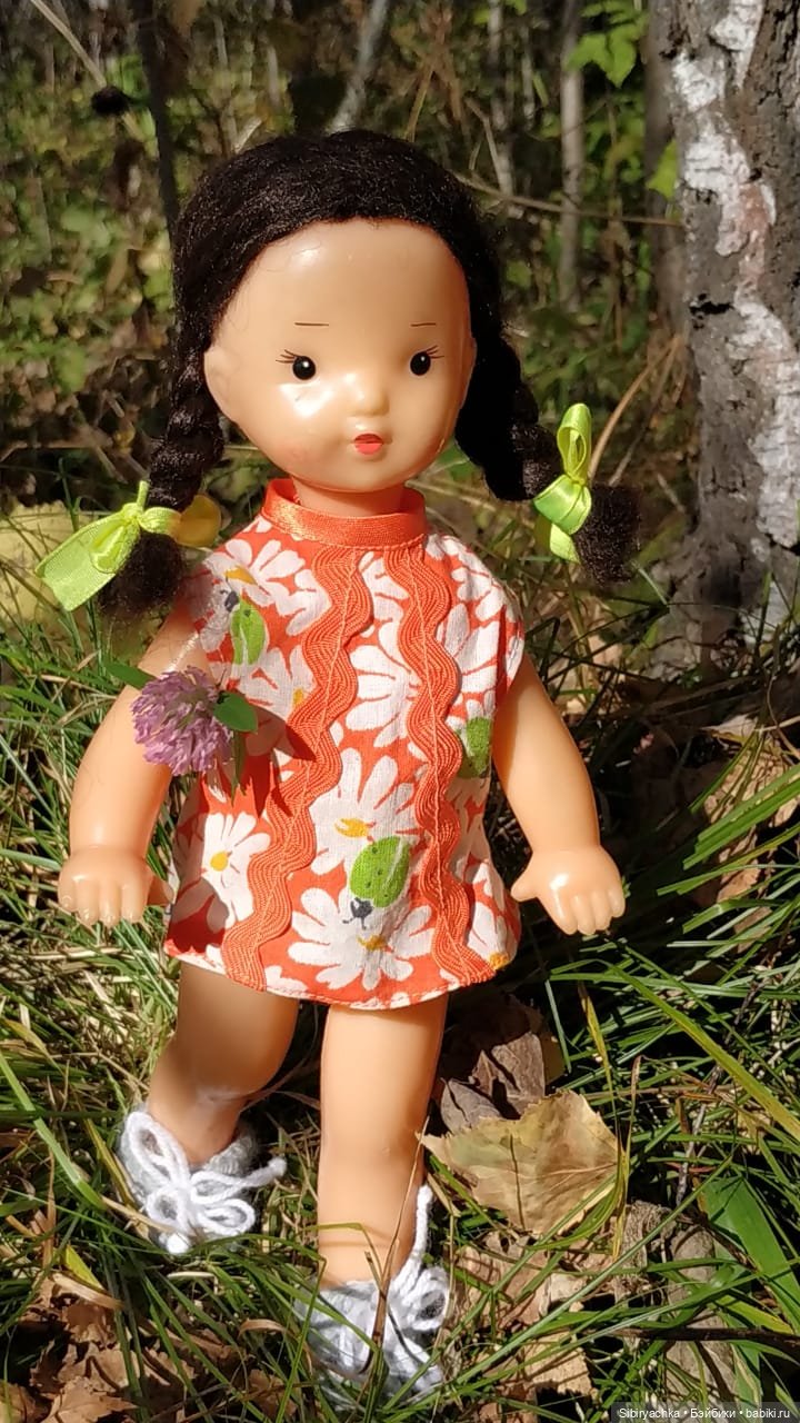 Советские дети Юля и Юри на прогулке в лесу