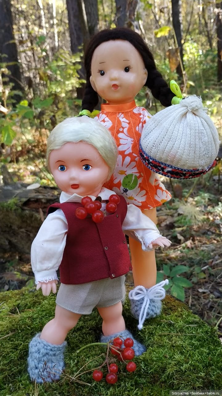 Советские дети Юля и Юри на прогулке в лесу