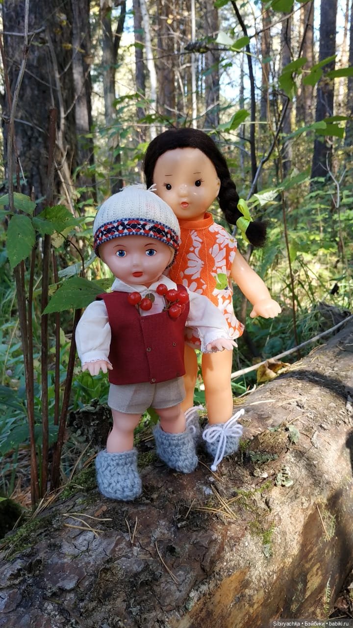 Советские дети Юля и Юри на прогулке в лесу