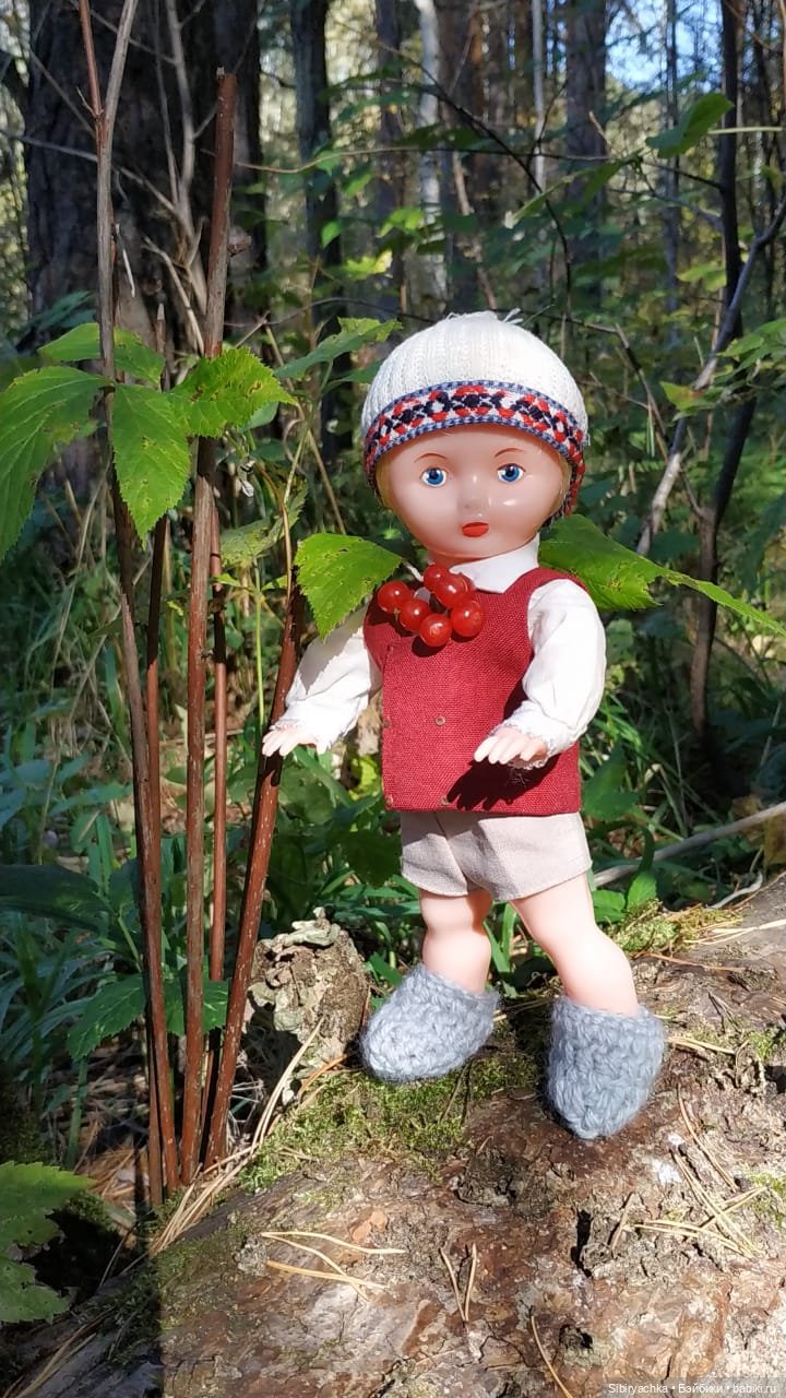 Советские дети Юля и Юри на прогулке в лесу