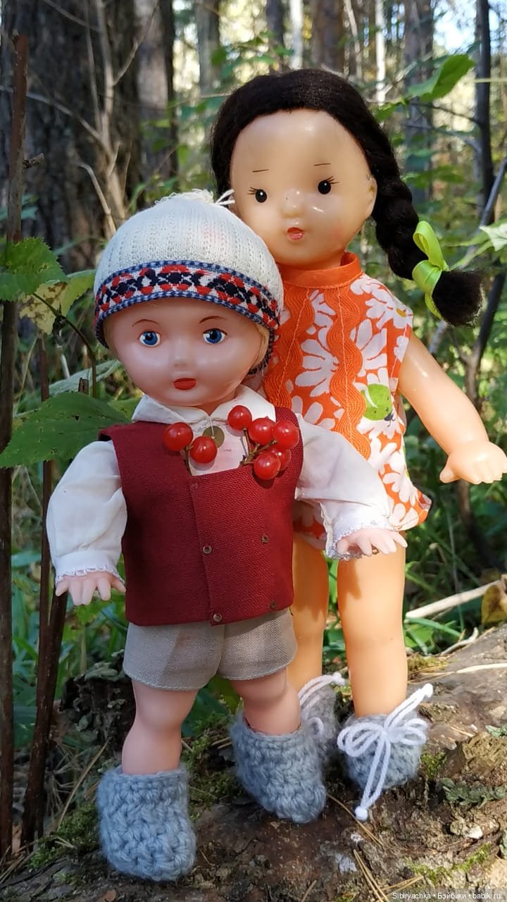 Советские дети Юля и Юри на прогулке в лесу