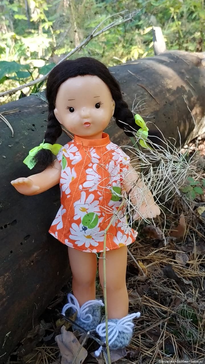 Советские дети Юля и Юри на прогулке в лесу