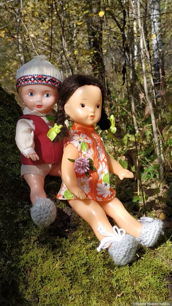 Советские дети Юля и Юри на прогулке в лесу