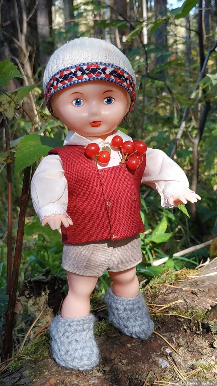 Советские дети Юля и Юри на прогулке в лесу