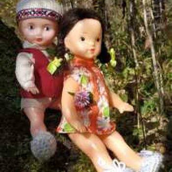 Советские дети Юля и Юри на прогулке в лесу.