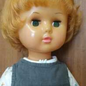 Марина примеряет осенние наряды.