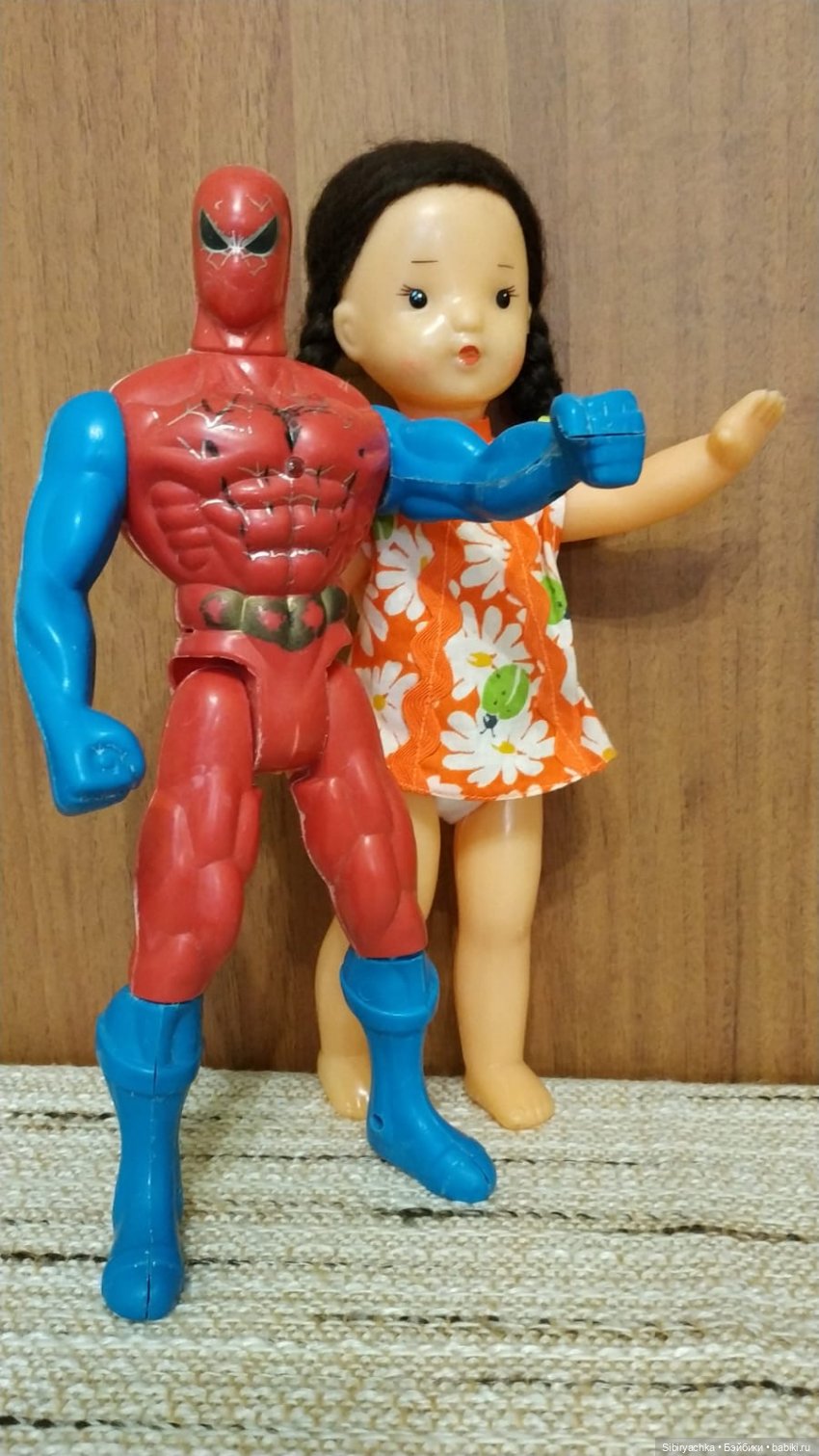 Юля изучает игрушки с благотворительной полочки