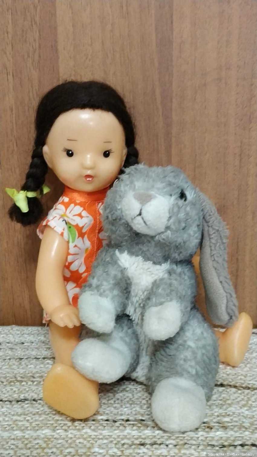 Юля изучает игрушки с благотворительной полочки