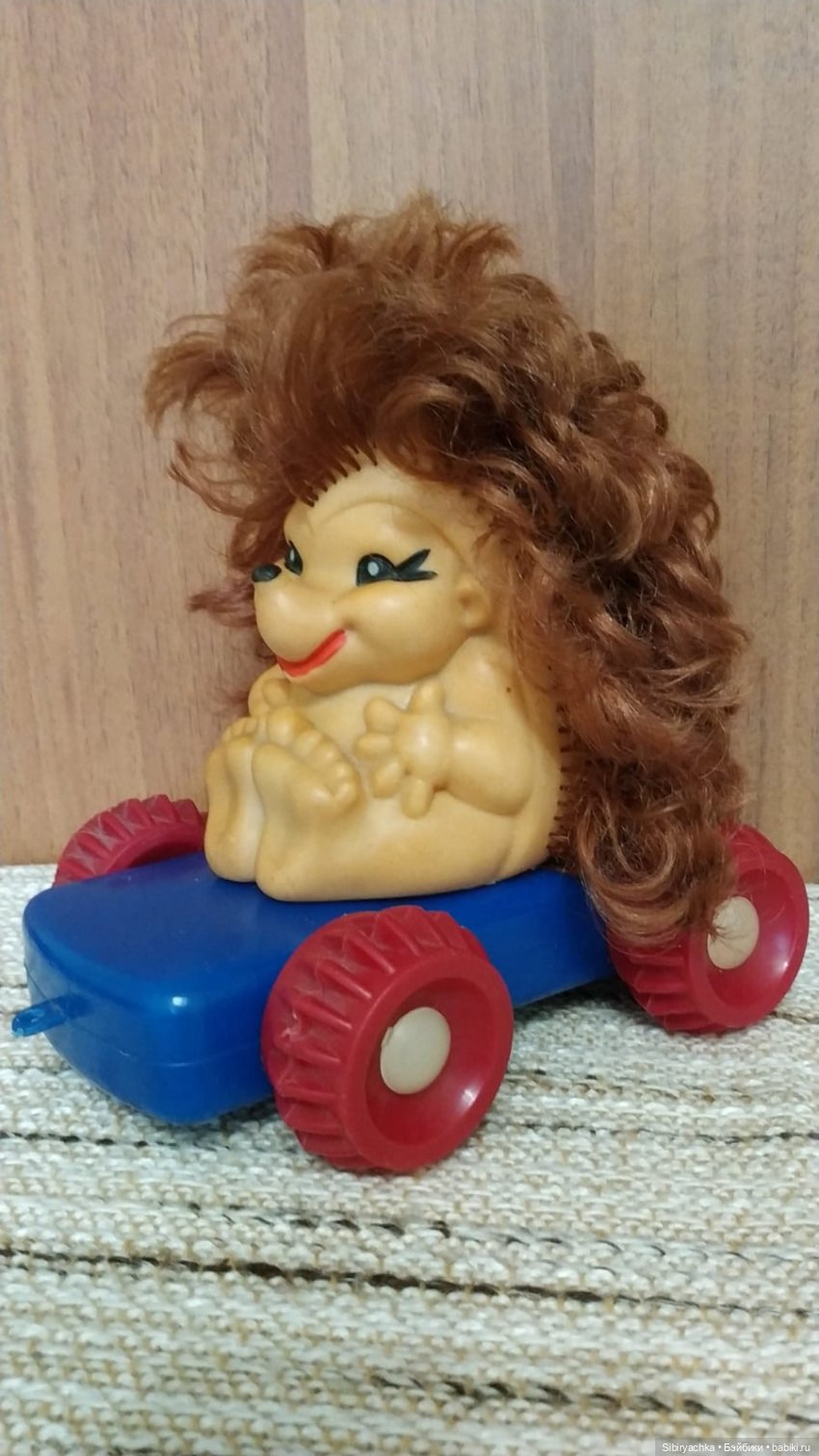 Юля изучает игрушки с благотворительной полочки