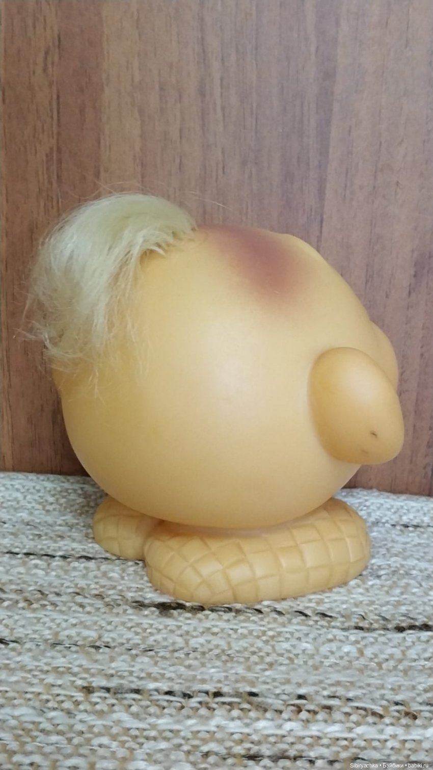 Юля изучает игрушки с благотворительной полочки (фото 6)