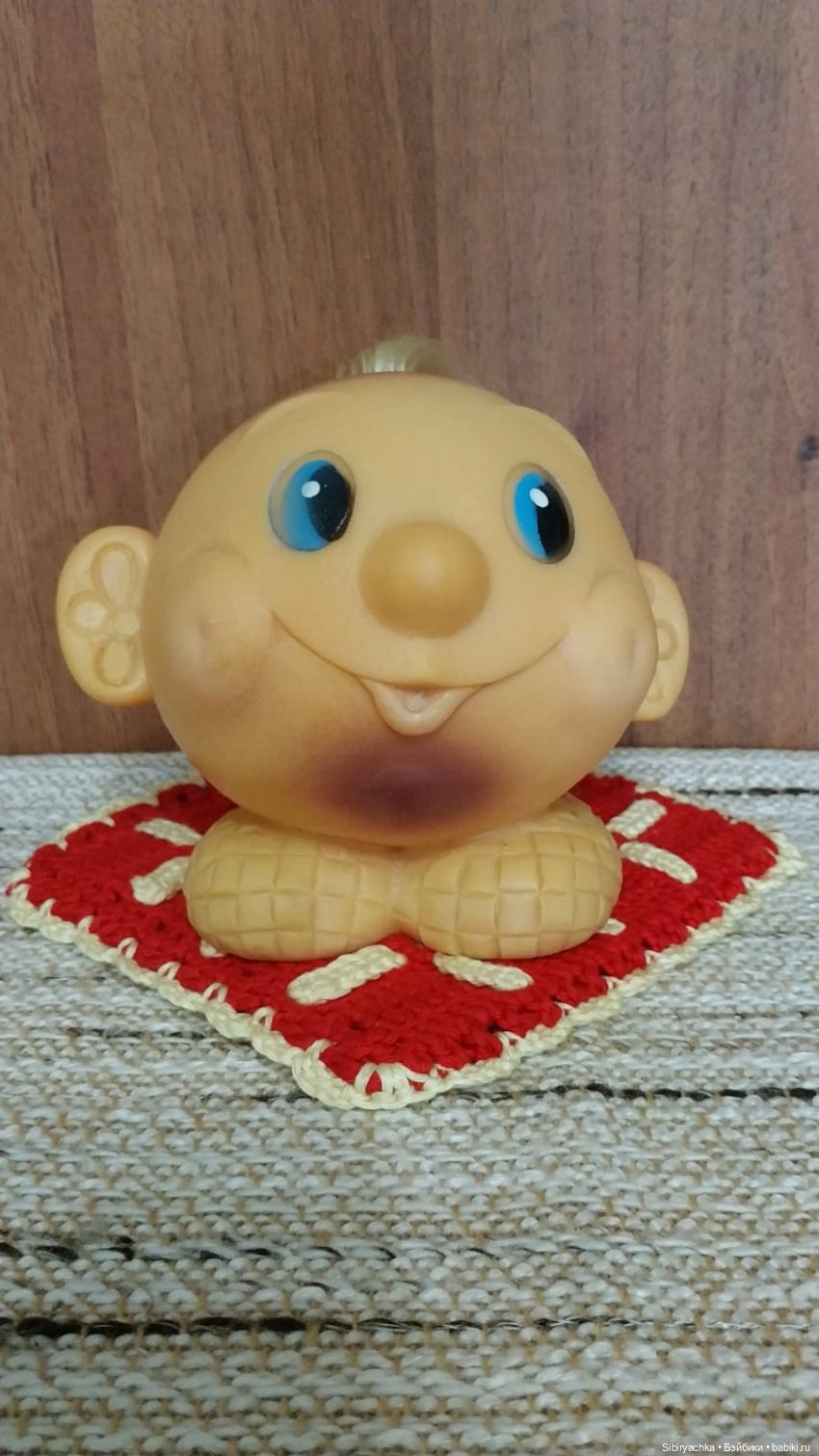 Юля изучает игрушки с благотворительной полочки