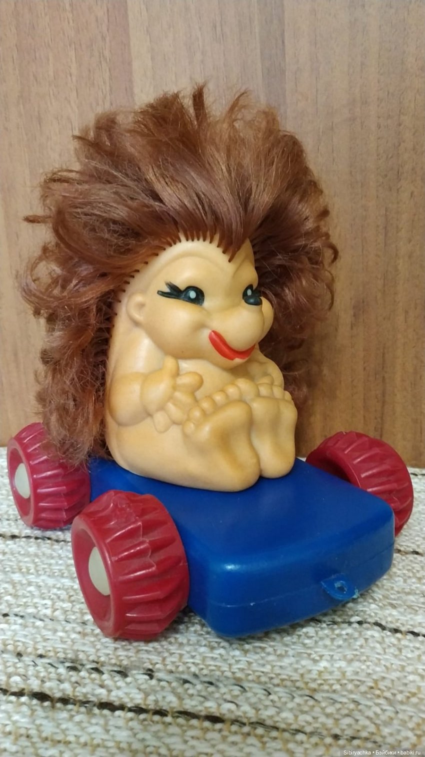 Юля изучает игрушки с благотворительной полочки (фото 9)