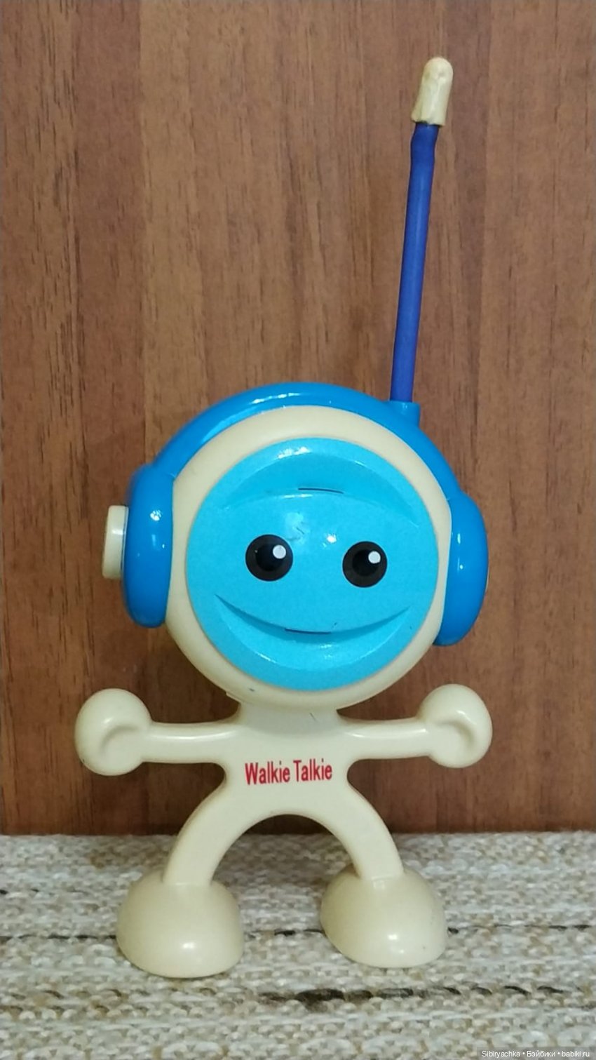 Юля изучает игрушки с благотворительной полочки