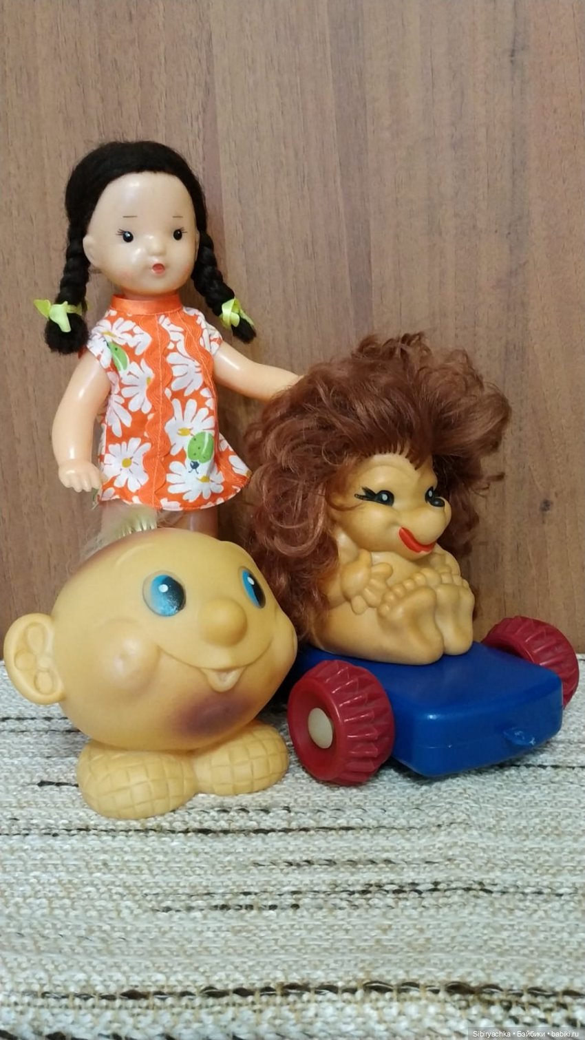 Юля изучает игрушки с благотворительной полочки