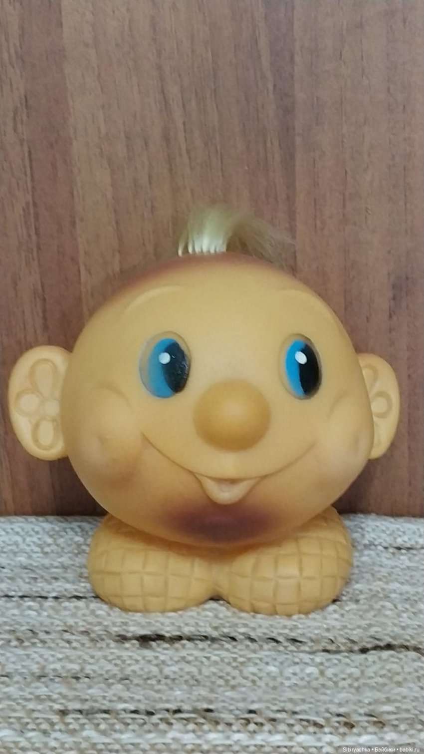 Юля изучает игрушки с благотворительной полочки (фото 5)