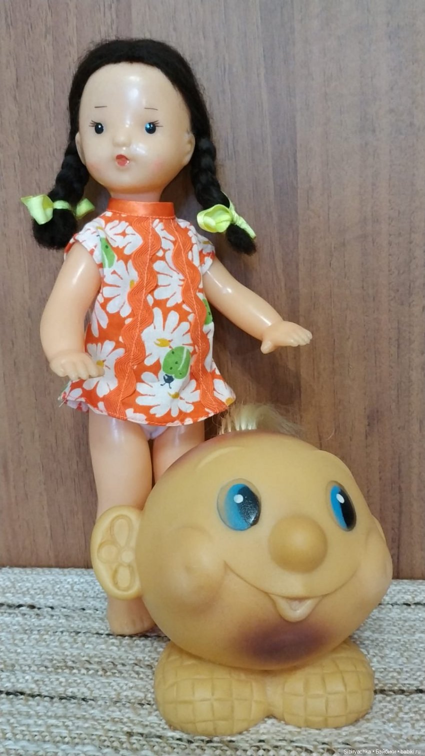 Юля изучает игрушки с благотворительной полочки (фото 4)