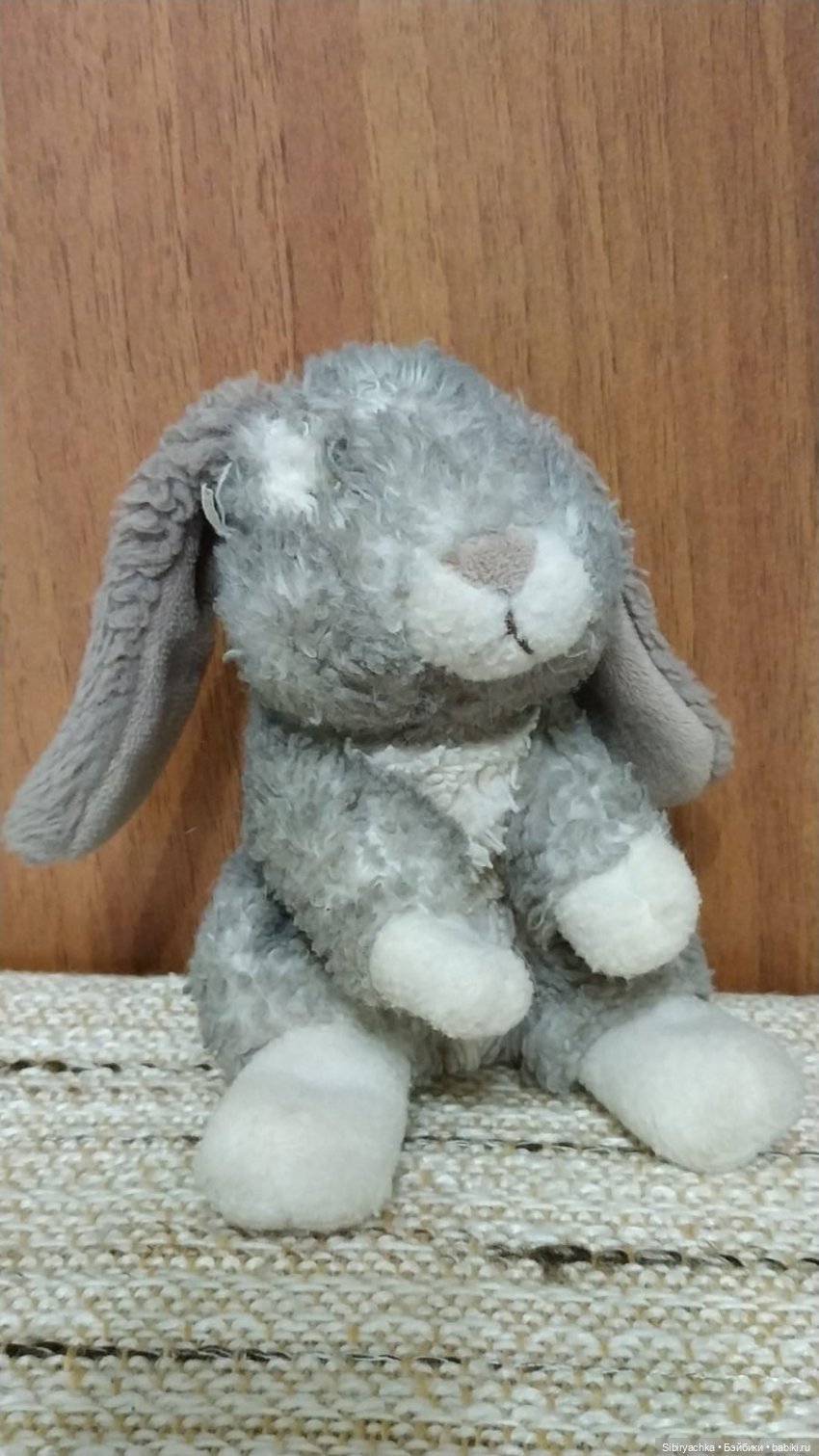 Юля изучает игрушки с благотворительной полочки