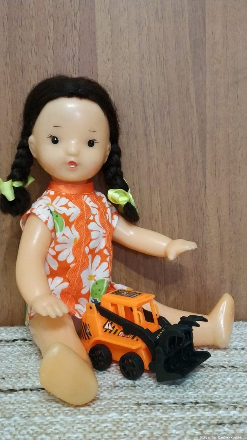 Юля изучает игрушки с благотворительной полочки