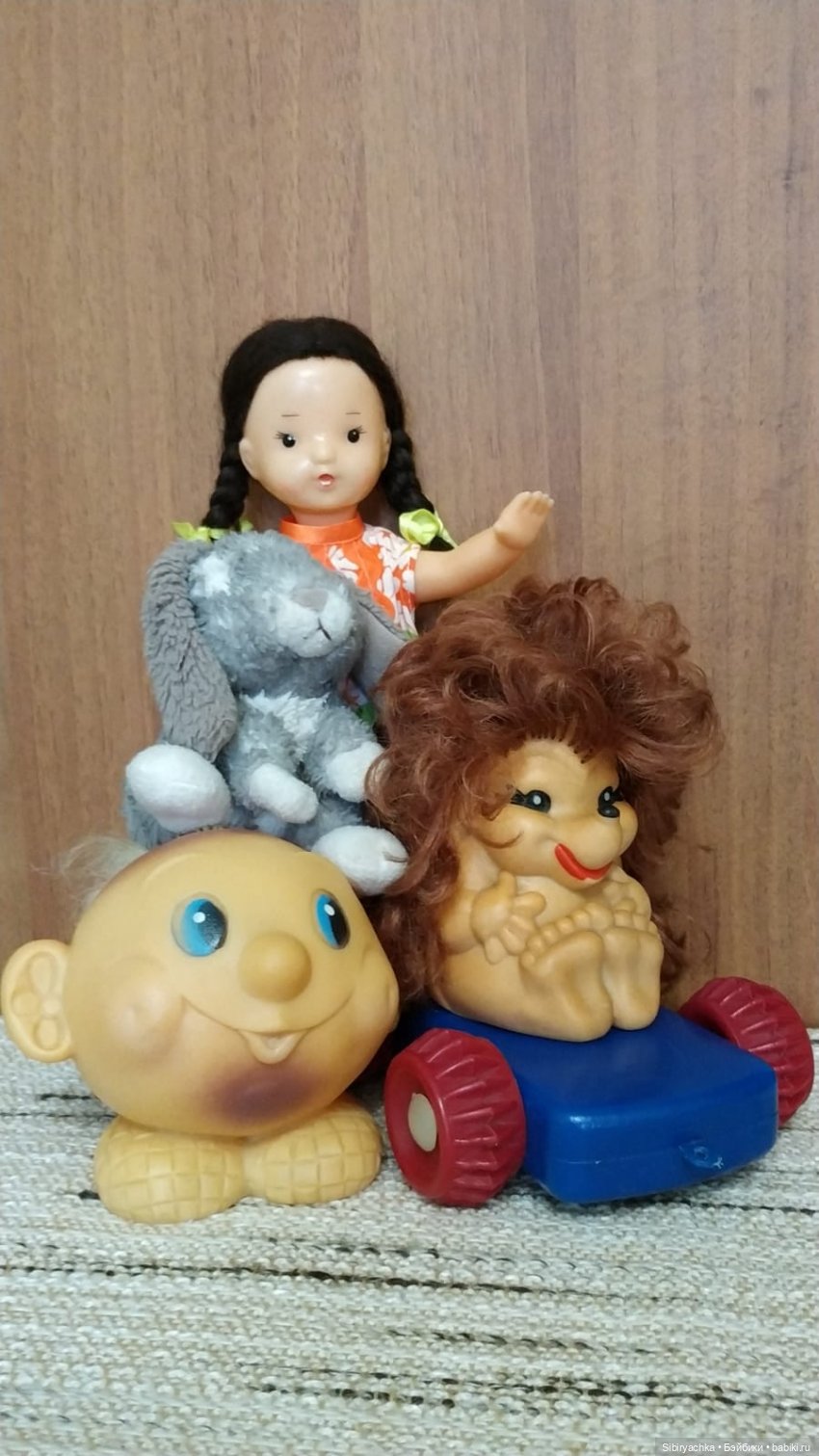 Юля изучает игрушки с благотворительной полочки