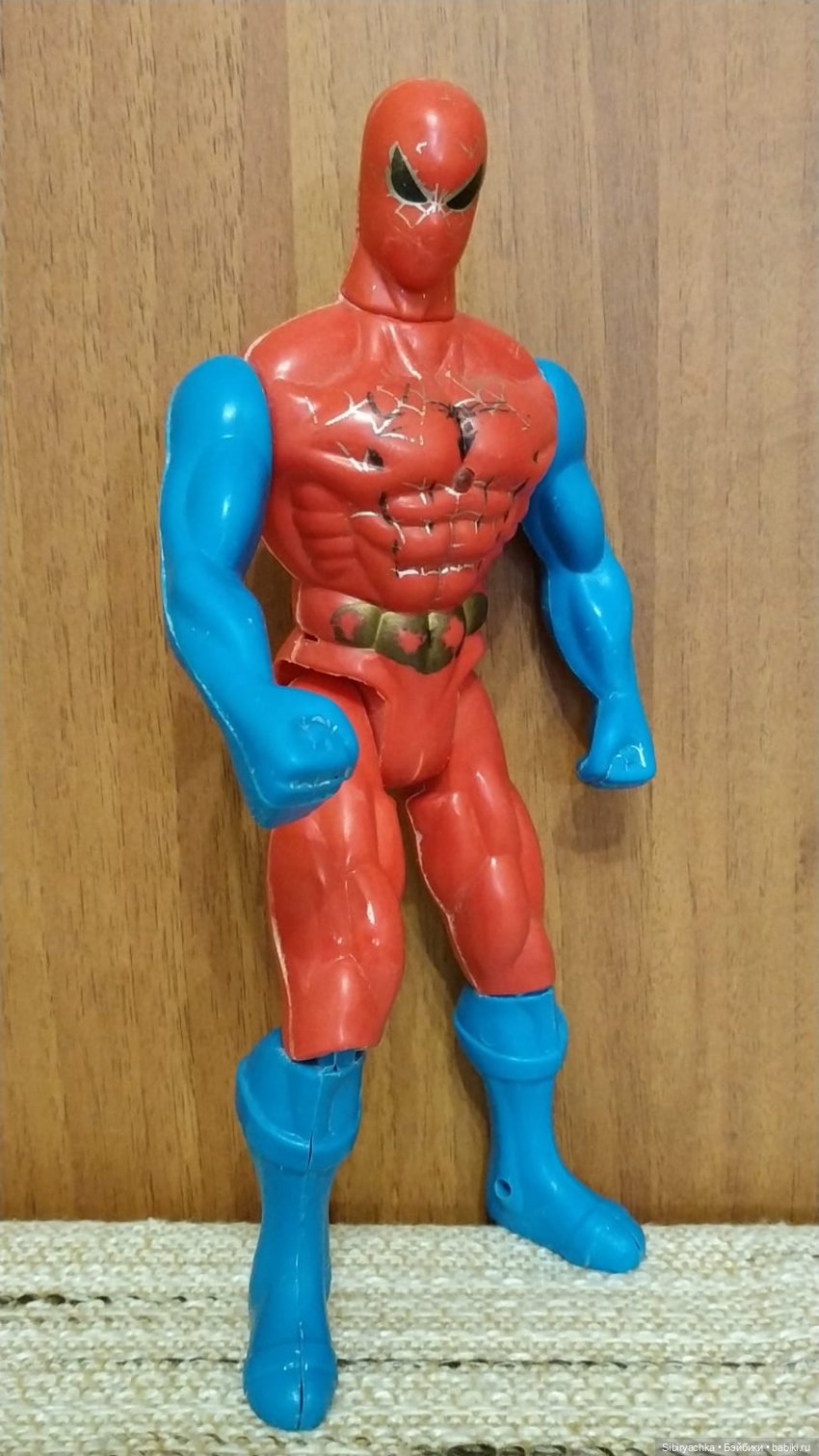 Юля изучает игрушки с благотворительной полочки