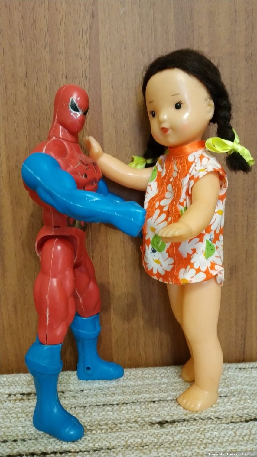 Юля изучает игрушки с благотворительной полочки