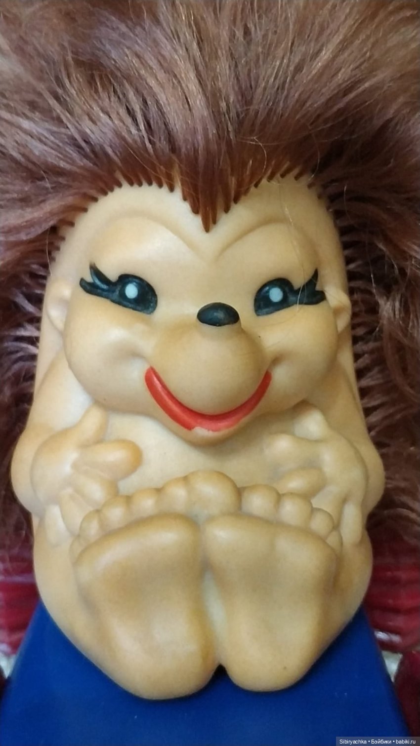 Юля изучает игрушки с благотворительной полочки