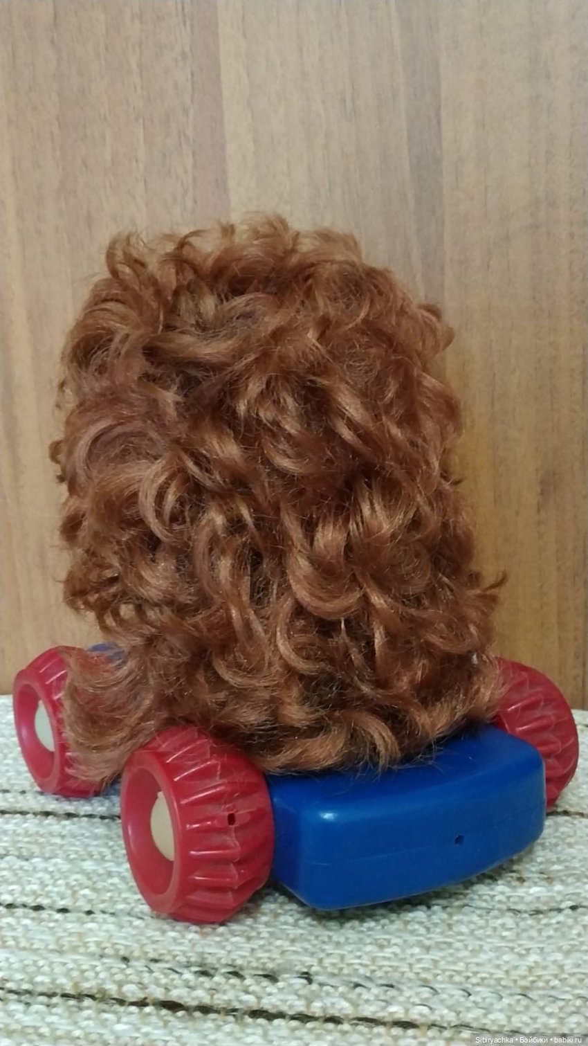 Юля изучает игрушки с благотворительной полочки